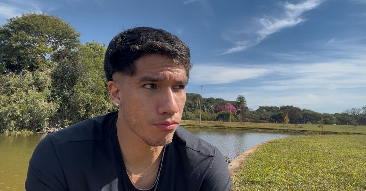 Gabriel gravando o treinamento em vídeo Anti-Timidez