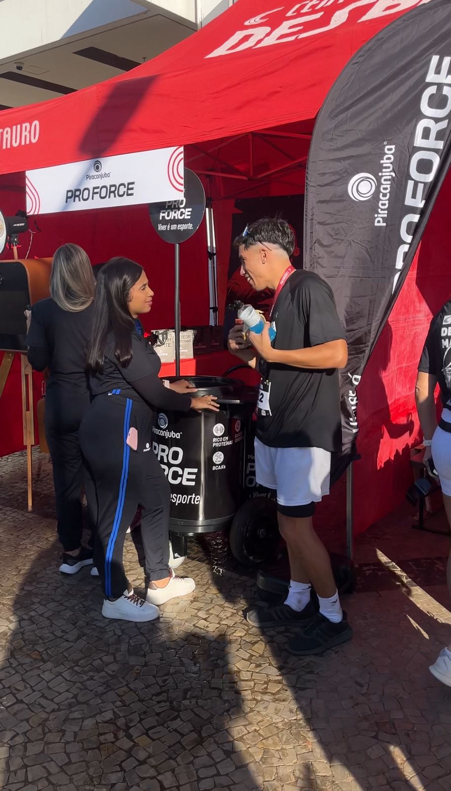 Gabriel conversando com pessoas em um evento
