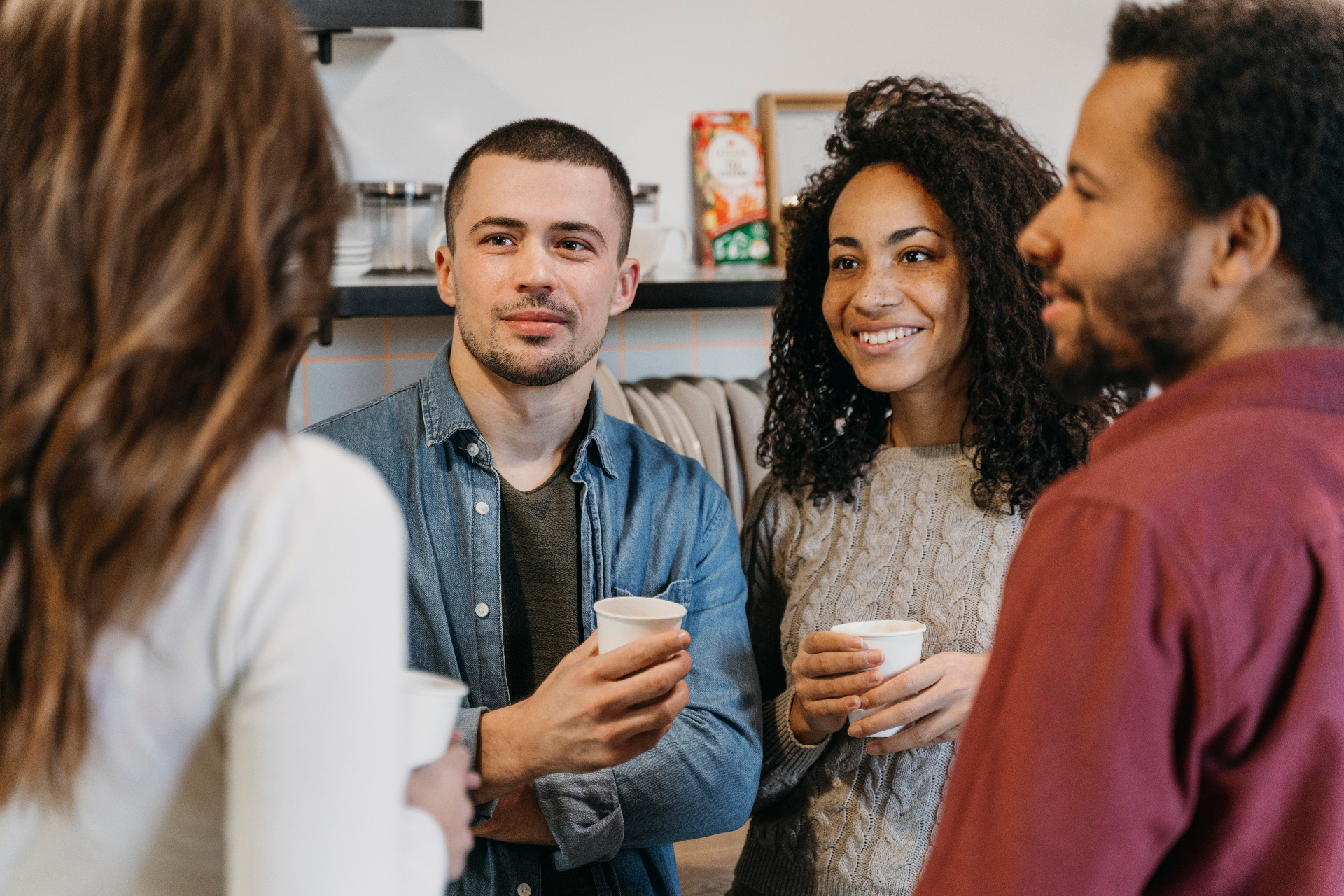 Pessoas conversando com naturalidade durante uma pausa social