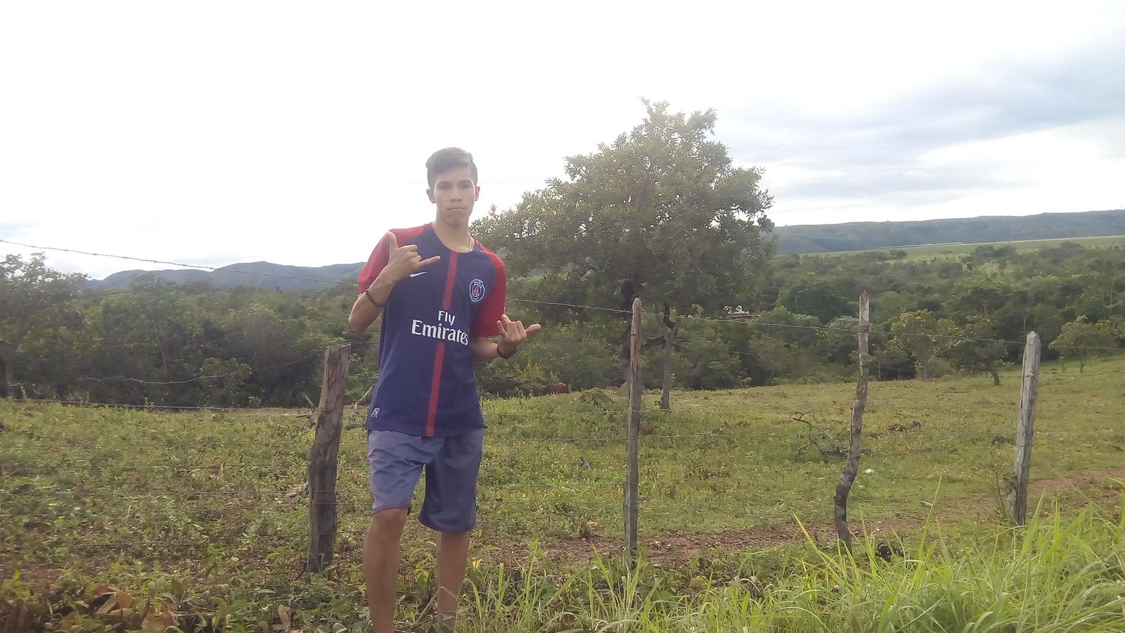 Foto antiga: adolescente tímido em um campo