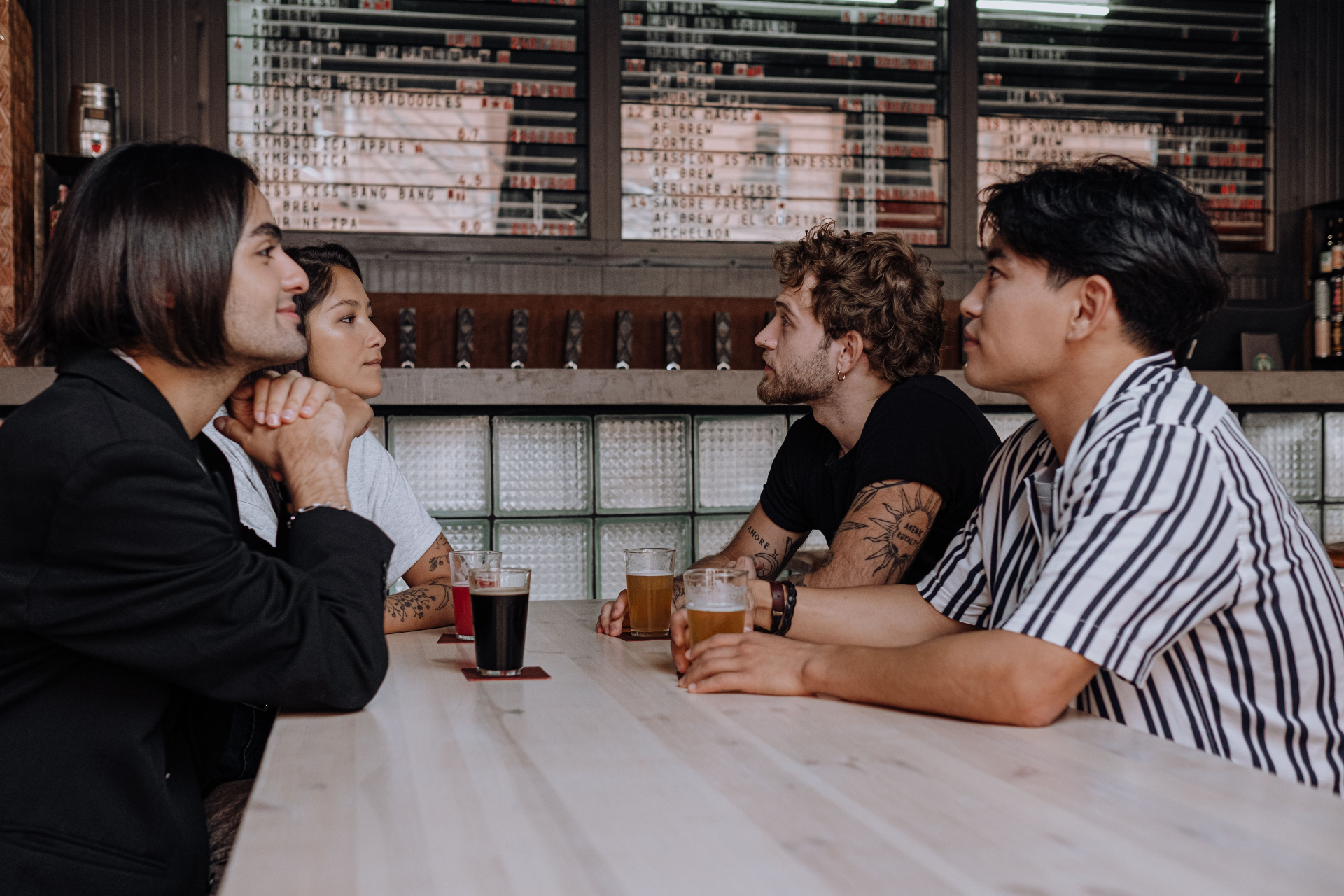 Grupo social reunido em uma conversa descontraída